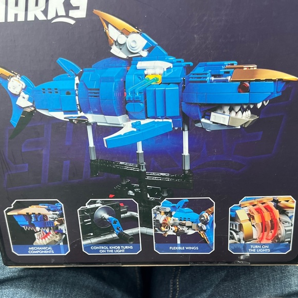 Sharks Creative Building Set - Blue and Gold - Picture 5 of 8